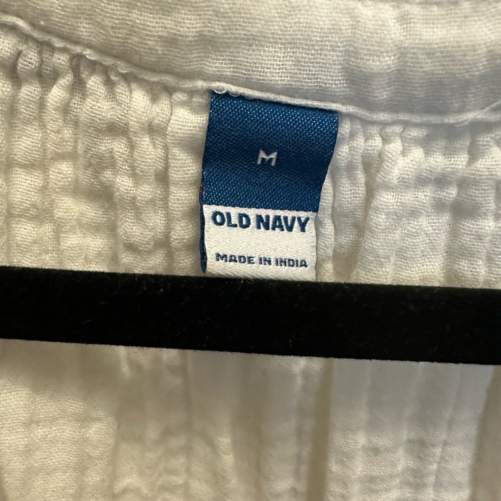 Old Navy women’s white top - Picture 3 of 4